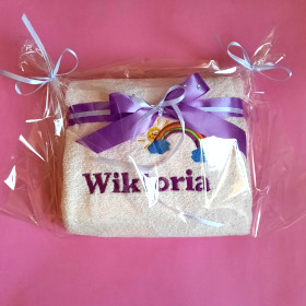 różowy ręcznik z imieniem Wiktoria haftyok.pl